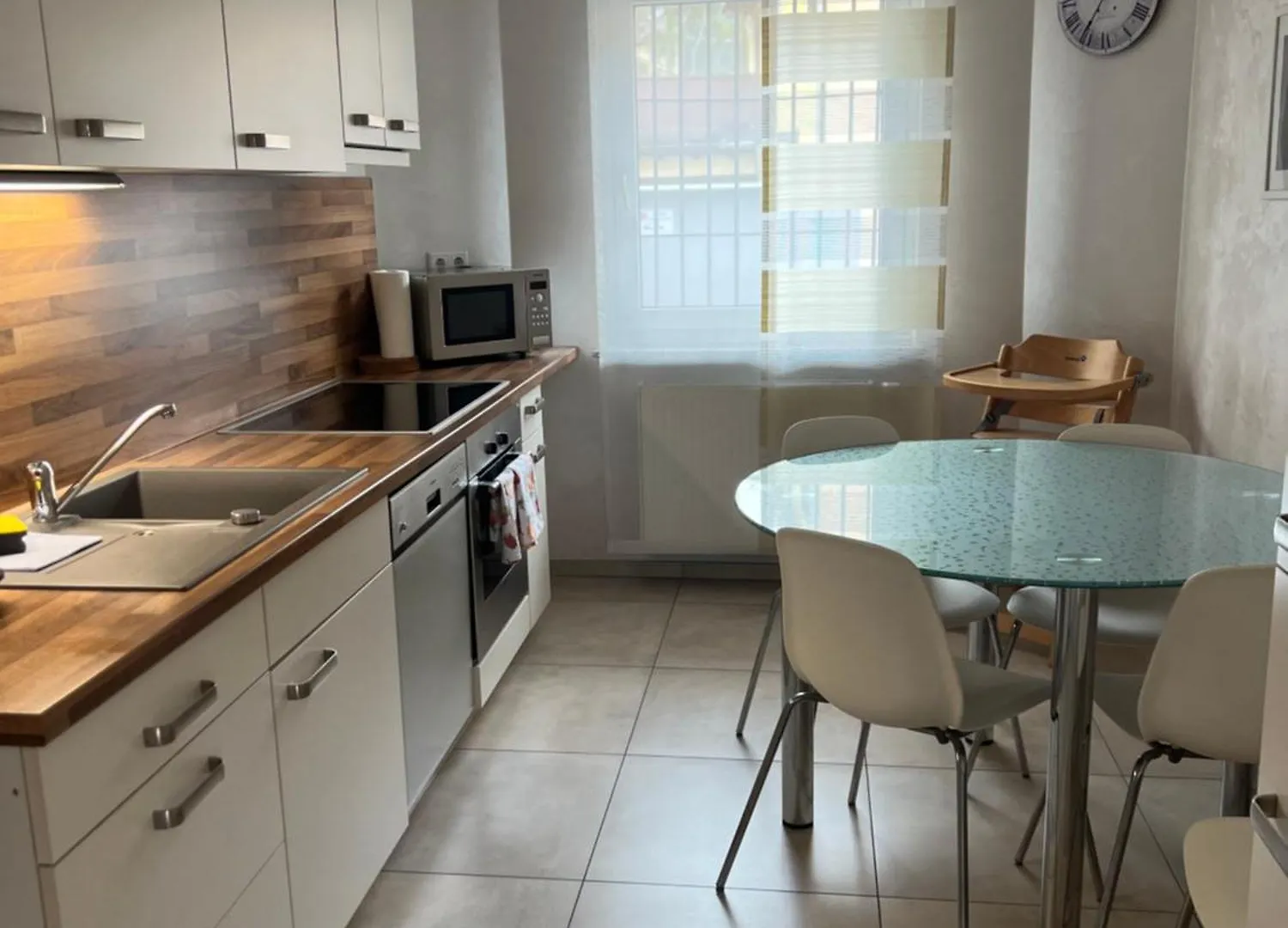 City Home- Business Apartment, Private Parking Free contacts